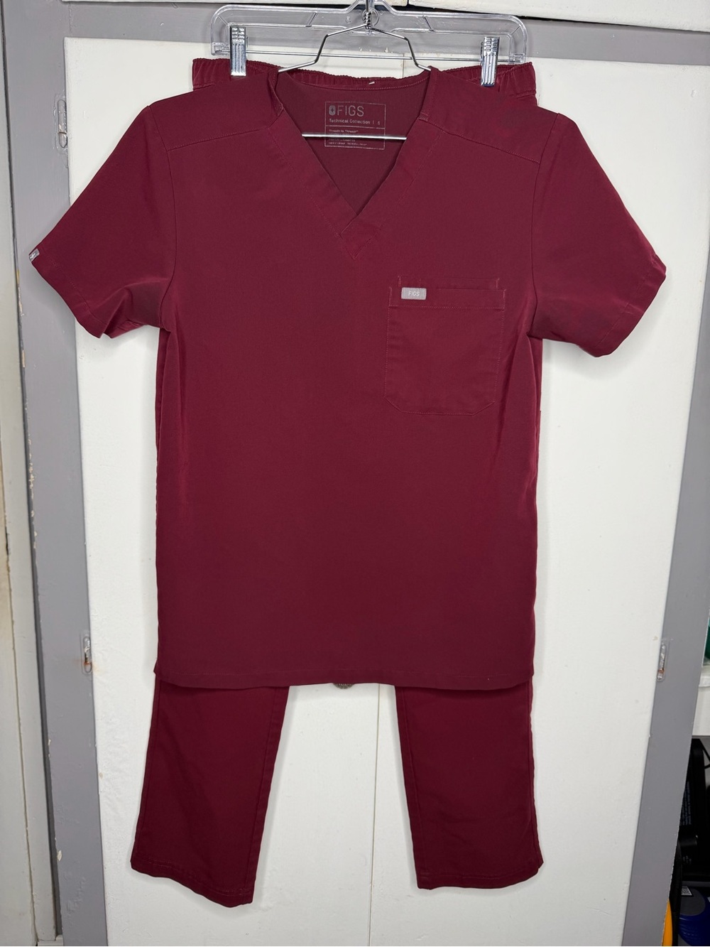 Figs Men Leon Cairo Cargo Burgundy Two-Piece Scrub Set Size Small